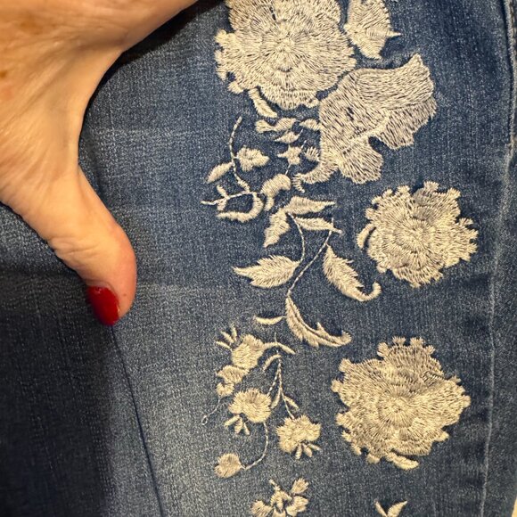 * ❤️DENIM SIGNATURE BOYFRIEND ANKLE JEANS w/LACE DETAIL   SIZE: 6 - Picture 3 of 6